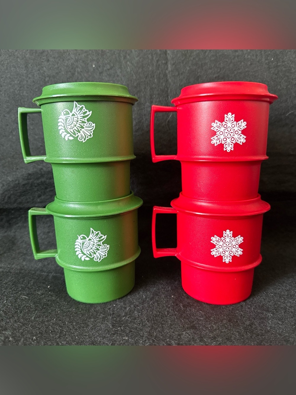 Set of 4 Stacking Tupperware Green Red Christmas Cups Mugs 1312 w/ Lids 1313